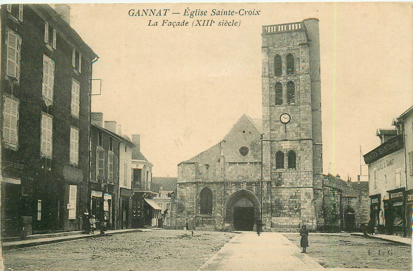 03 GANNAT. Façade Eglise Sainte-Croix et commerces 1905