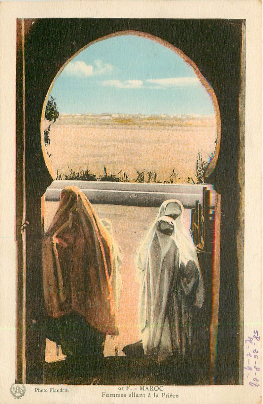 MAROC. Femmes allant à la Prière