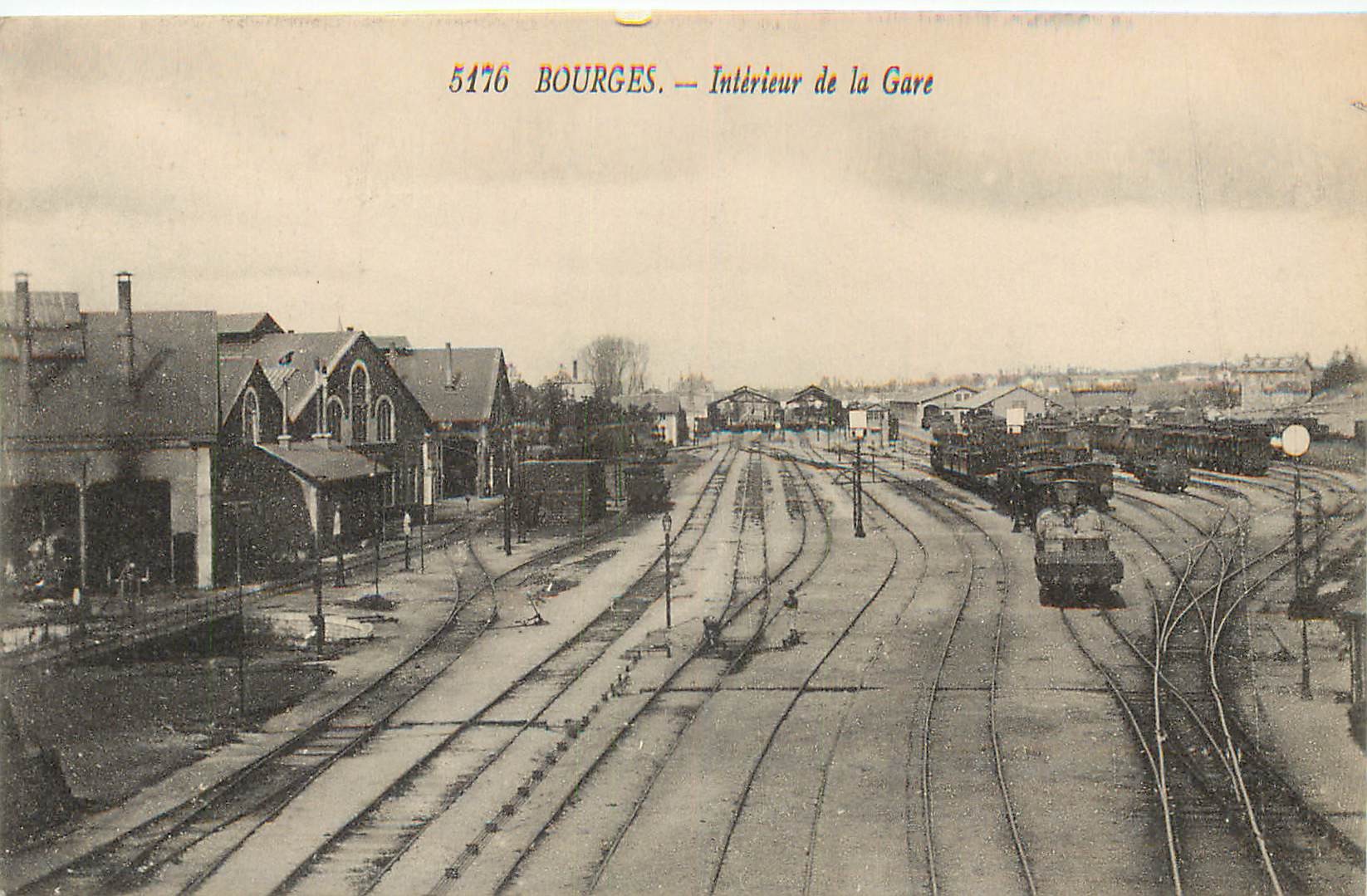 18 BOURGES. Wagons et Trains à la Gare 1919