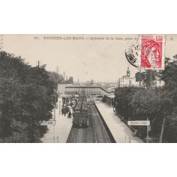 95 ENGHIEN-LES-BAINS. Sortie d'un train locomotive dans la Gare 1916