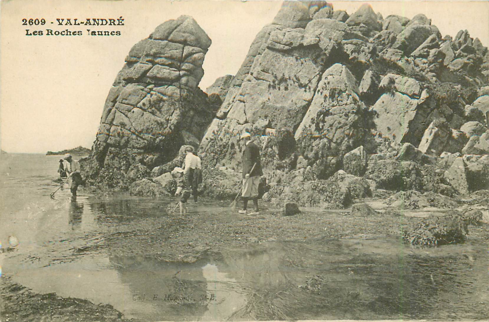 22 VAL-ANDRE. Les Roches Jaunes avec pêcheurs de crustacés 1917