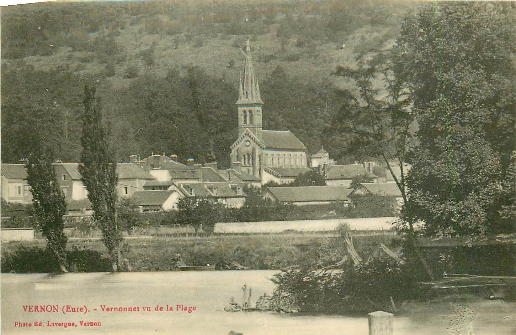27 VERNON. Vernonnet vu de la Plage avec son Eglise