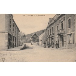 63 PERRIER. La Grand'rue animée 1912