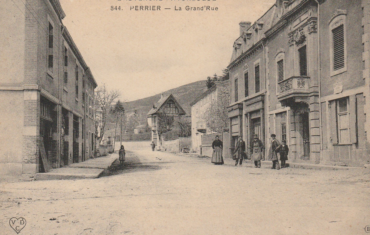 63 PERRIER. La Grand'rue animée 1912