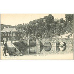 carte postale ancienne 22 DINAN. Le Vieux Pont animé