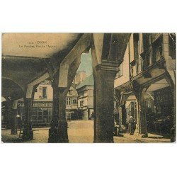 carte postale ancienne 22 DINAN. Les Porches Rue de l'Apport animés avec Primeurs