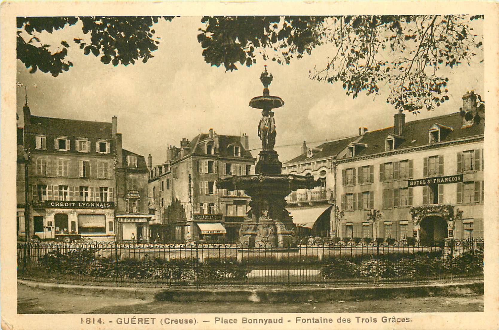 23 GUERET. Fontaine des Trois Grâces sur la Place Bonnyaud, Crédit Lyonnais et Hôtel François