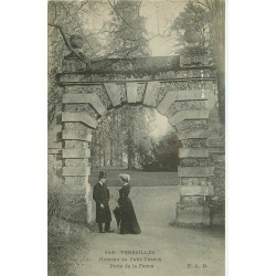78 VERSAILLES. Couple à la Porte de la Ferme Hameau du Petit Trianon