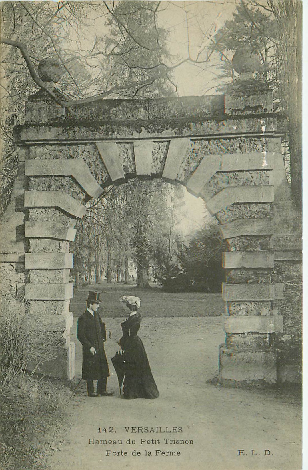 78 VERSAILLES. Couple à la Porte de la Ferme Hameau du Petit Trianon