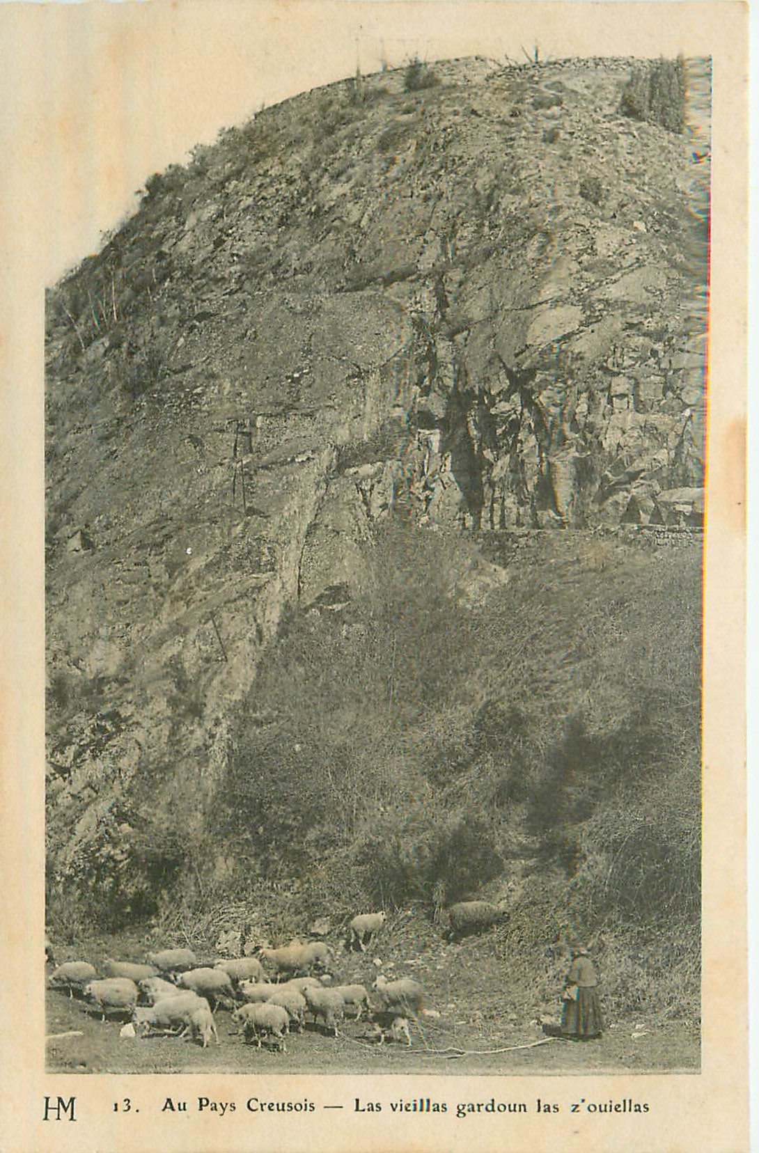23 AU PAYS CREUSOIS. Las vieillas gardoun las z'ouiellas la Paysanne gardant ses moutons...