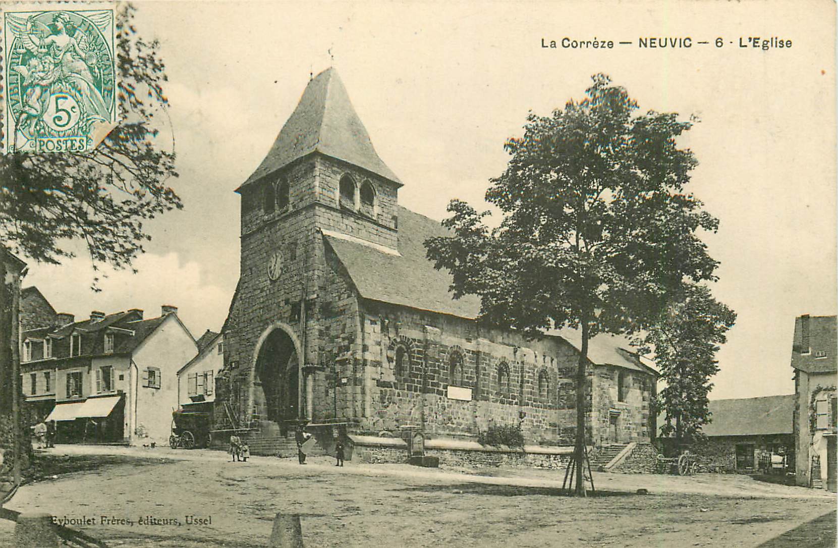 19 NEUVIC. L'Eglise vers 1906 petite animation