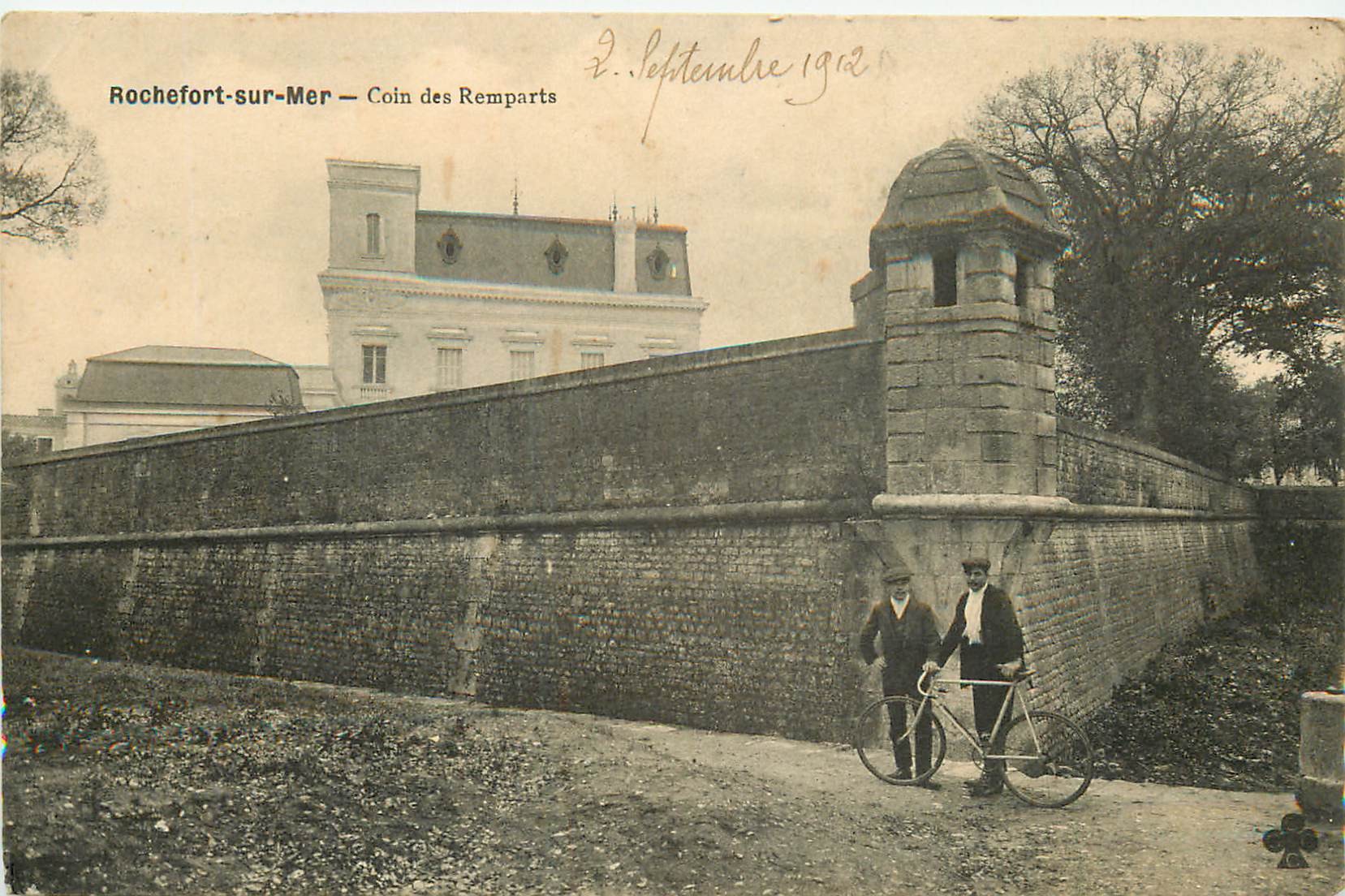 17 ROCHEFORT-SUR-MER. Coin des Remparts avec cyclistes 1912