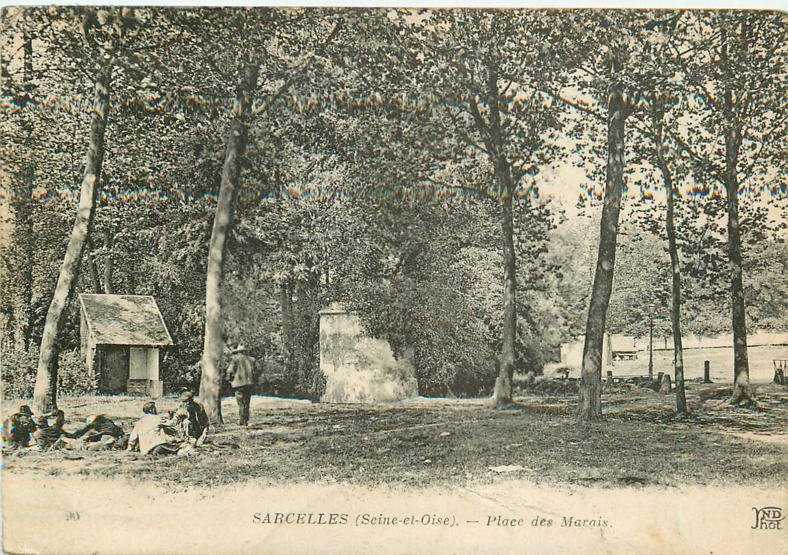 95 SARCELLES. Place des Marais bien animée 1920