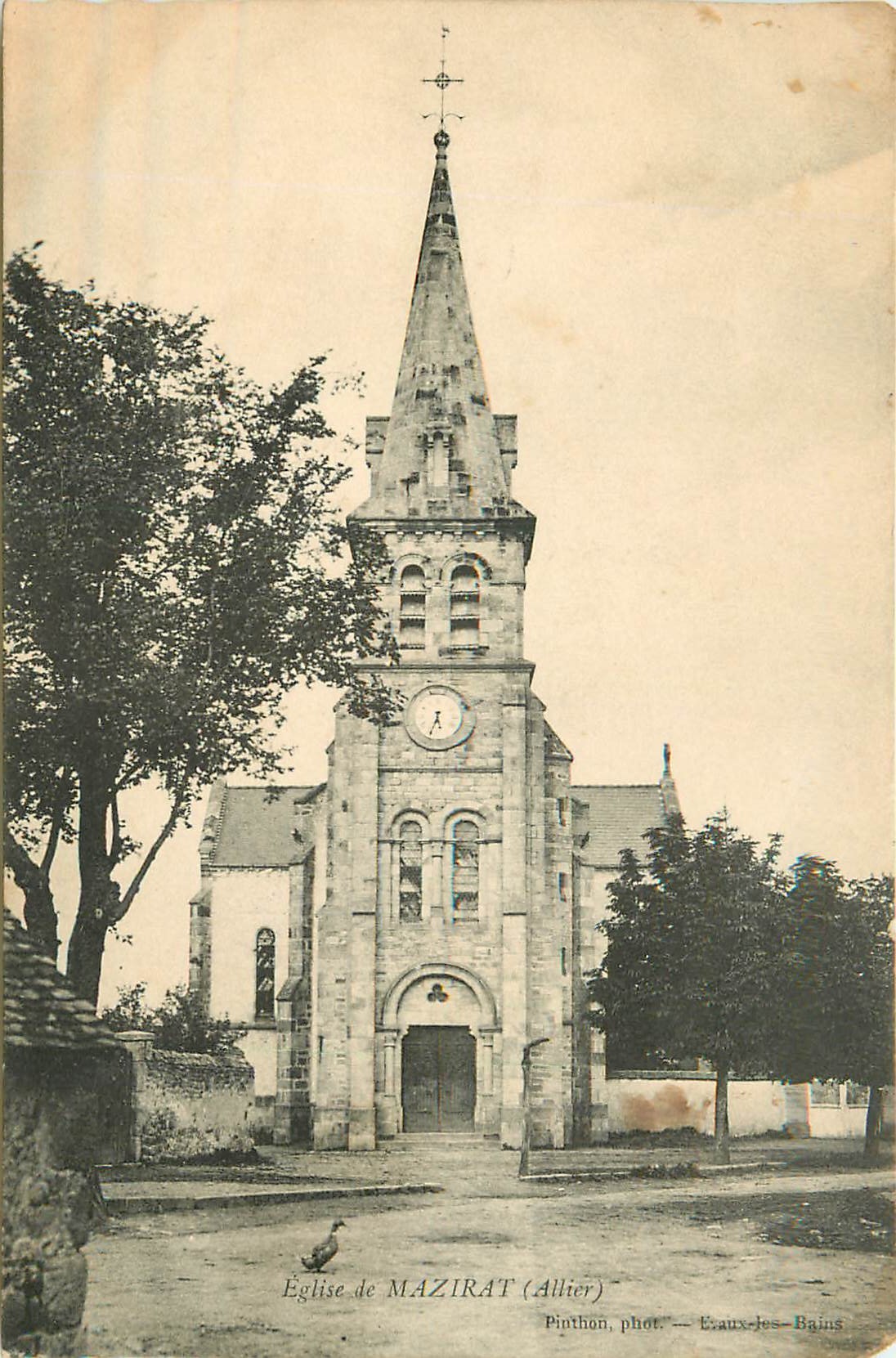 03 MAZIRAT. Canard devant l'Eglise....