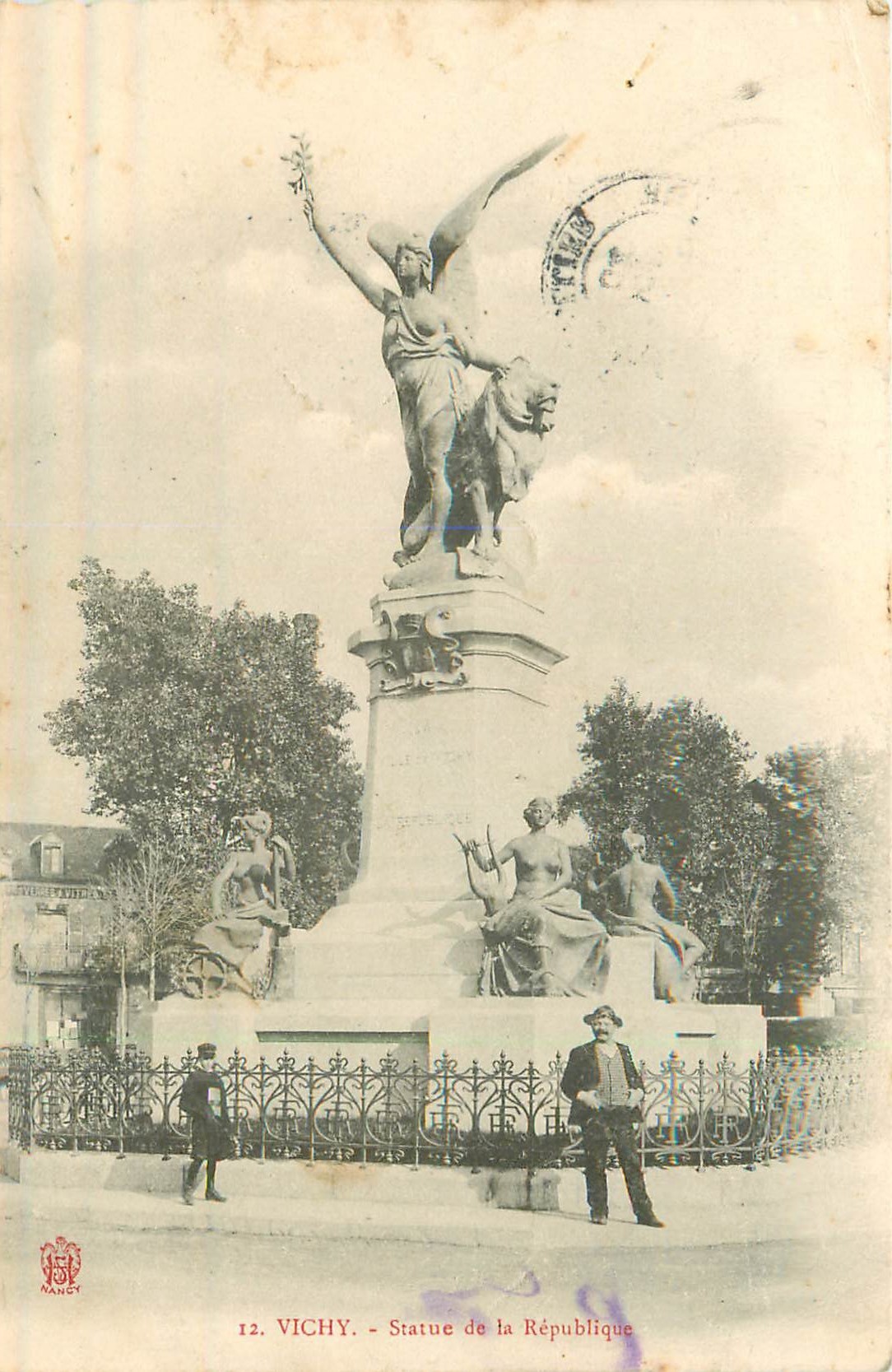 03 VICHY. Statue de la République bien animée 1904