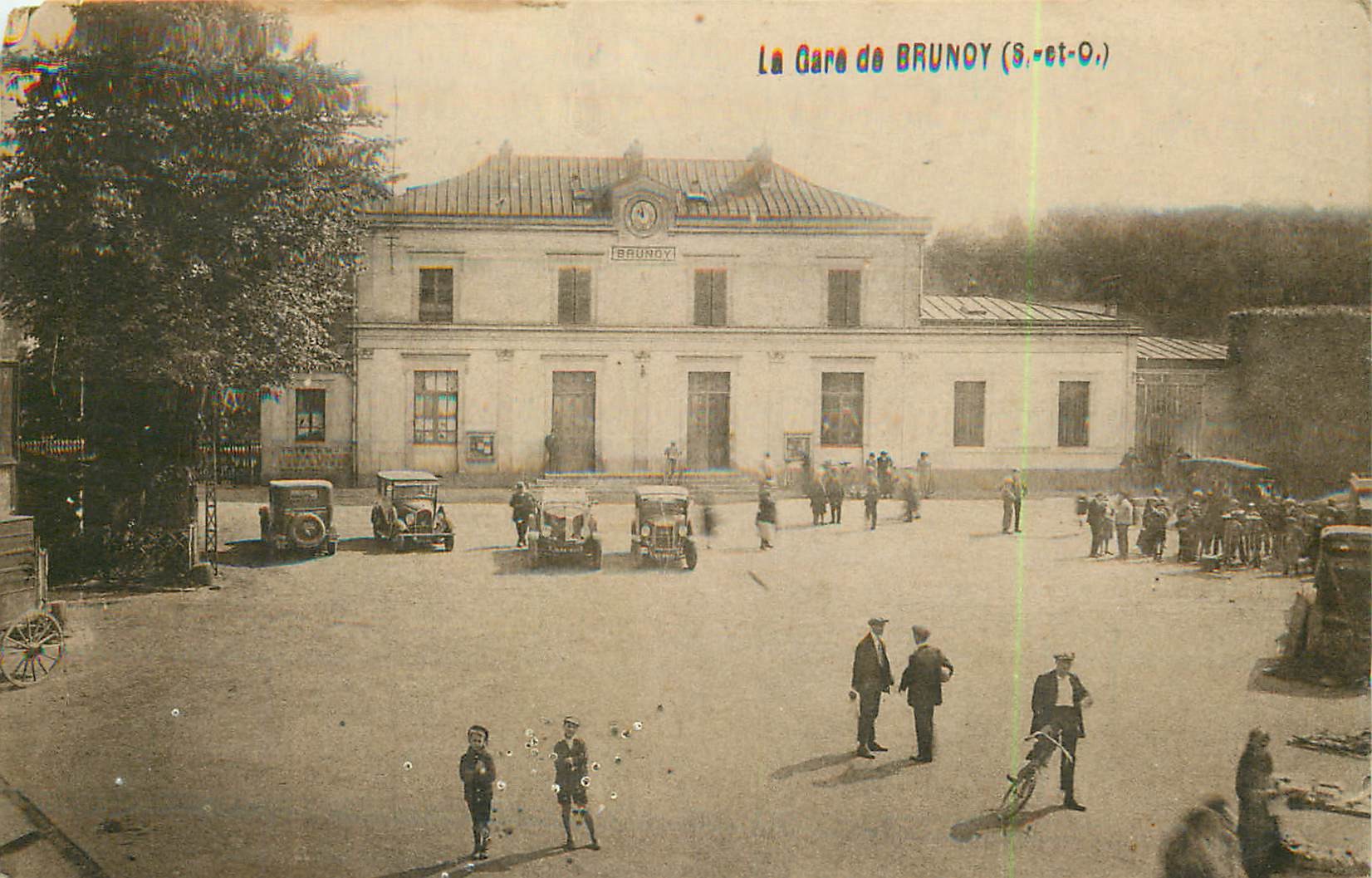 91 BRUNOY. La Gare avec de nombreuses voitures 1930