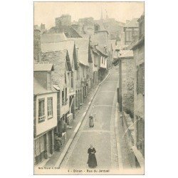 carte postale ancienne 22 DINAN. Rue du Jerzual animée