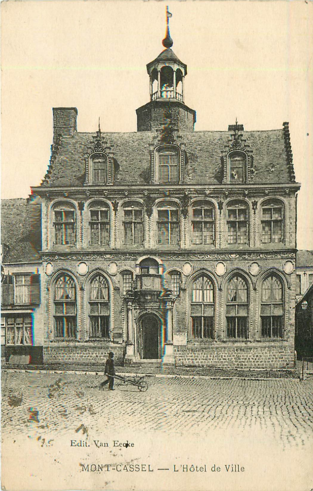 59 MONT-CASSEL. Le Musée ancien Hôtel de Ville avec Paysan et sa charrue 1932
