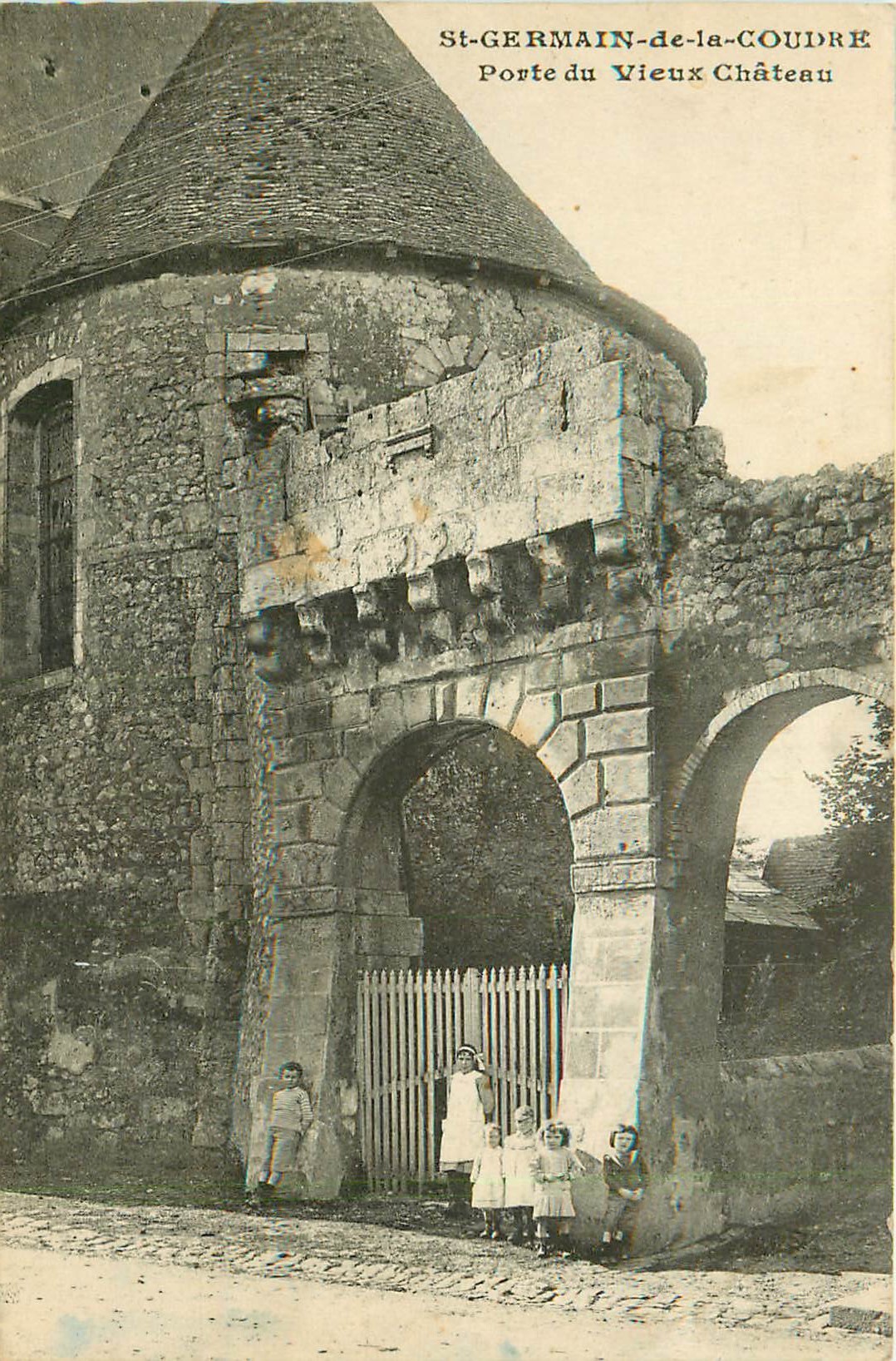 61 SAINT-GERMAIN-DE-LA-COUDRE. Enfants devant la Porte du Vieux Château 1921