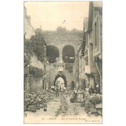 carte postale ancienne 22 DINAN. Rue et Porte du Jerzual animées 1904. Ouvriers sur la chaussée