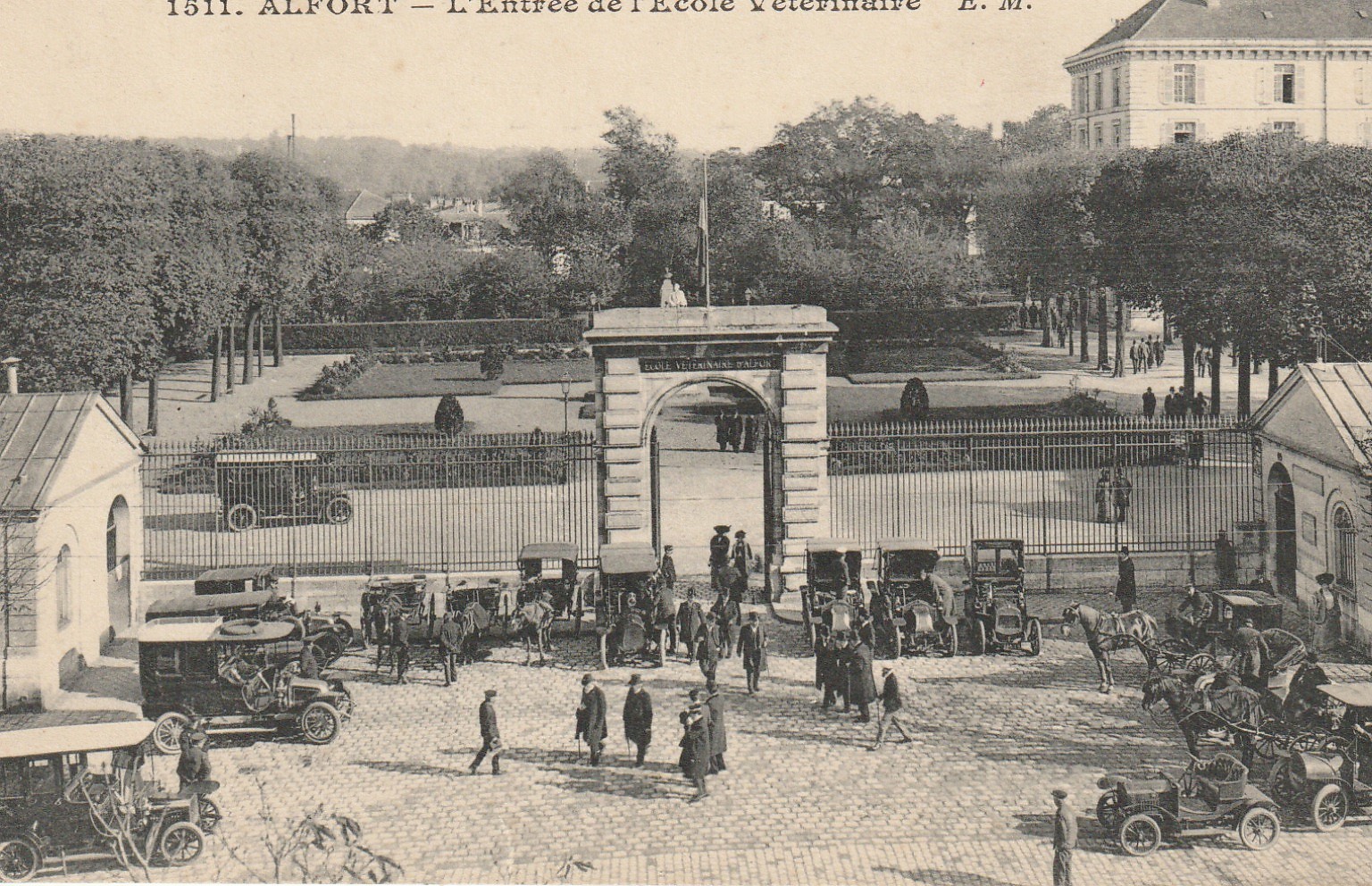 94 MAISONS-ALFORT. Voitures devant l'Entrée de l'Ecole Vétérinaire mini Bus et Attelages