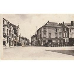 51 SUIPPES. Place et Avenue de la Gare 1950 Cinéma Rivoli, Pompe à essence Shell et Camionnette Familistère
