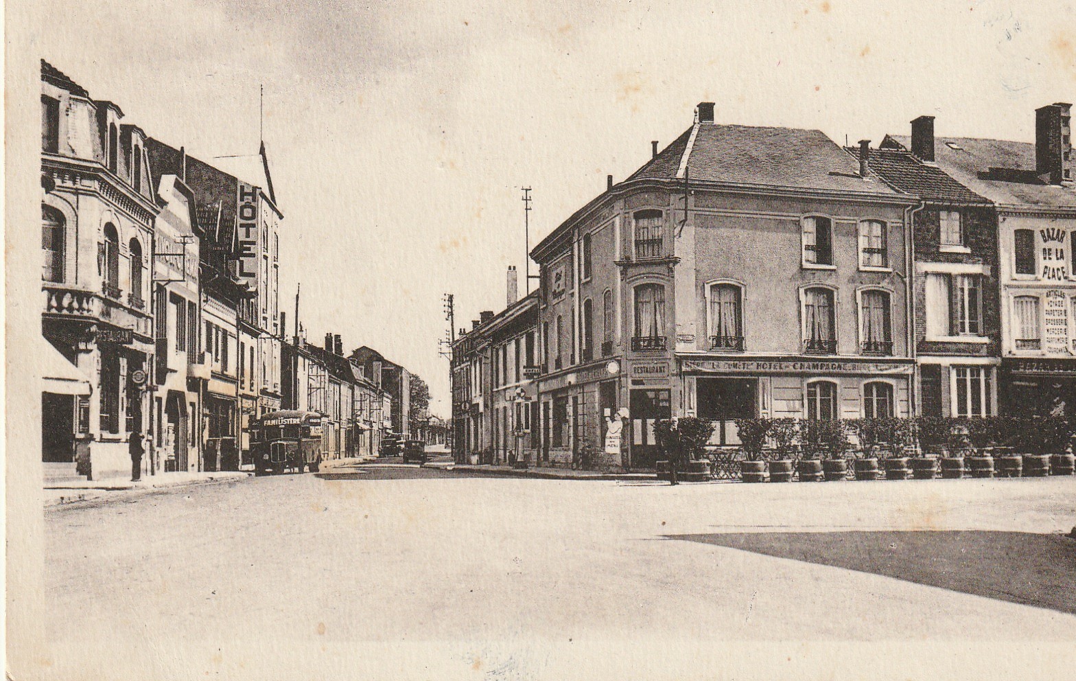 51 SUIPPES. Place et Avenue de la Gare 1950 Cinéma Rivoli, Pompe à essence Shell et Camionnette Familistère