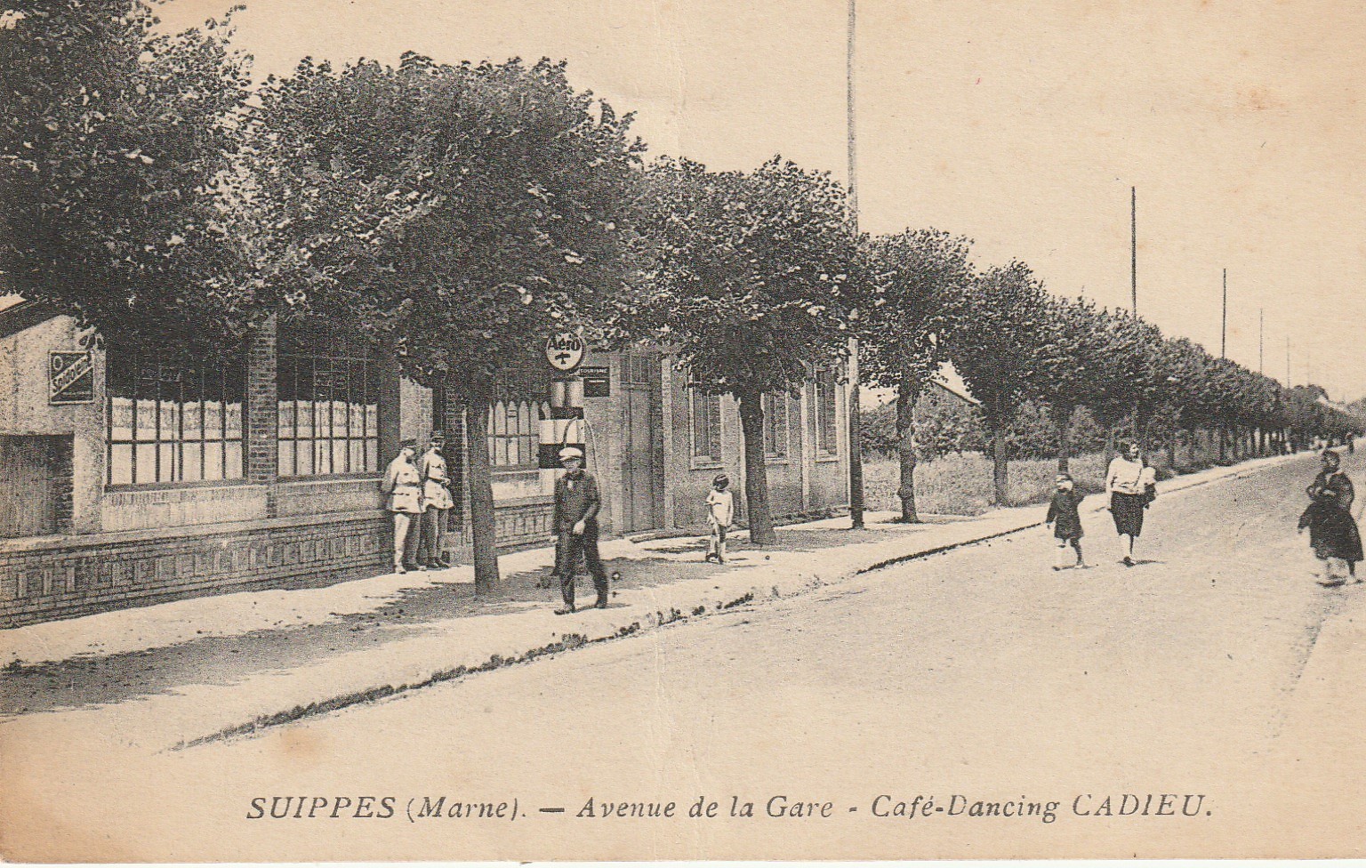 51 SUIPPES. Café Dancing Cadieu Avenue de la Gare 1930 avec Pompe à air et essence