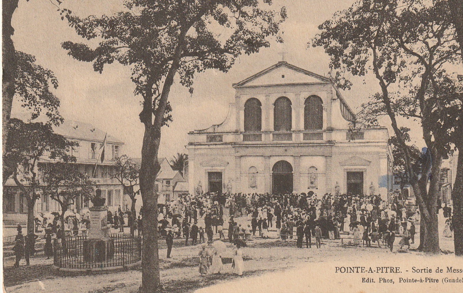 Guadeloupe. POINTE A PITRE. Sortie de Messe