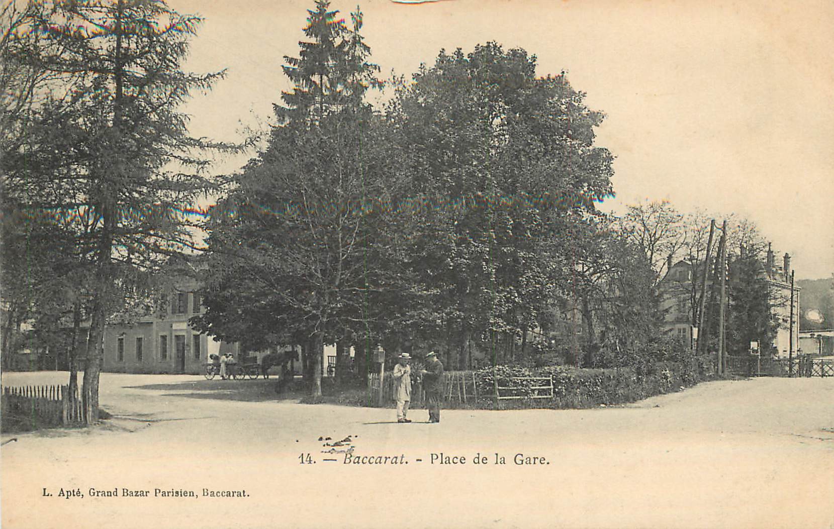 54 BACCARAT. Place de la Gare petite animation vers 1900