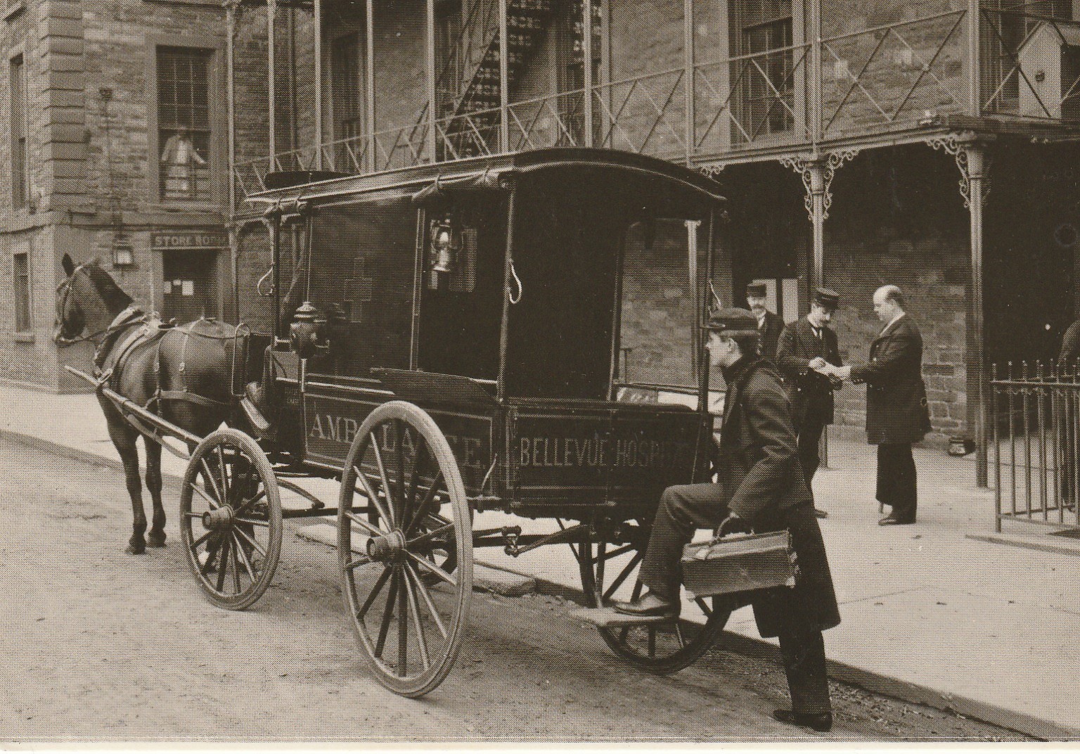 Photo Cpsm Cpm NEW YORK. Ambulance at Bellevue Hospital en 1896 (Picture Postcards 1976 et 1985)