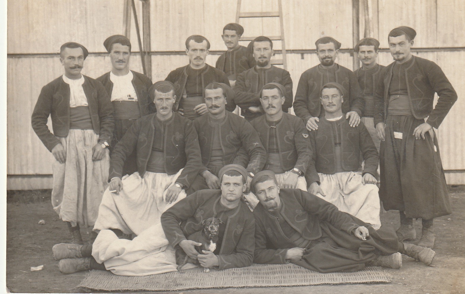 TUNISIE. Groupe de militaires Zouaves