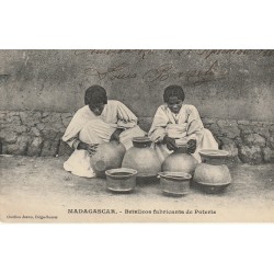 MADAGASCAR. Betsileos fabricants de Poterie 1908