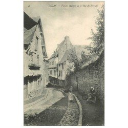 carte postale ancienne 22 DINAN. Vieilles Maison de la Rue du Jerzual animée. Femme au rouet