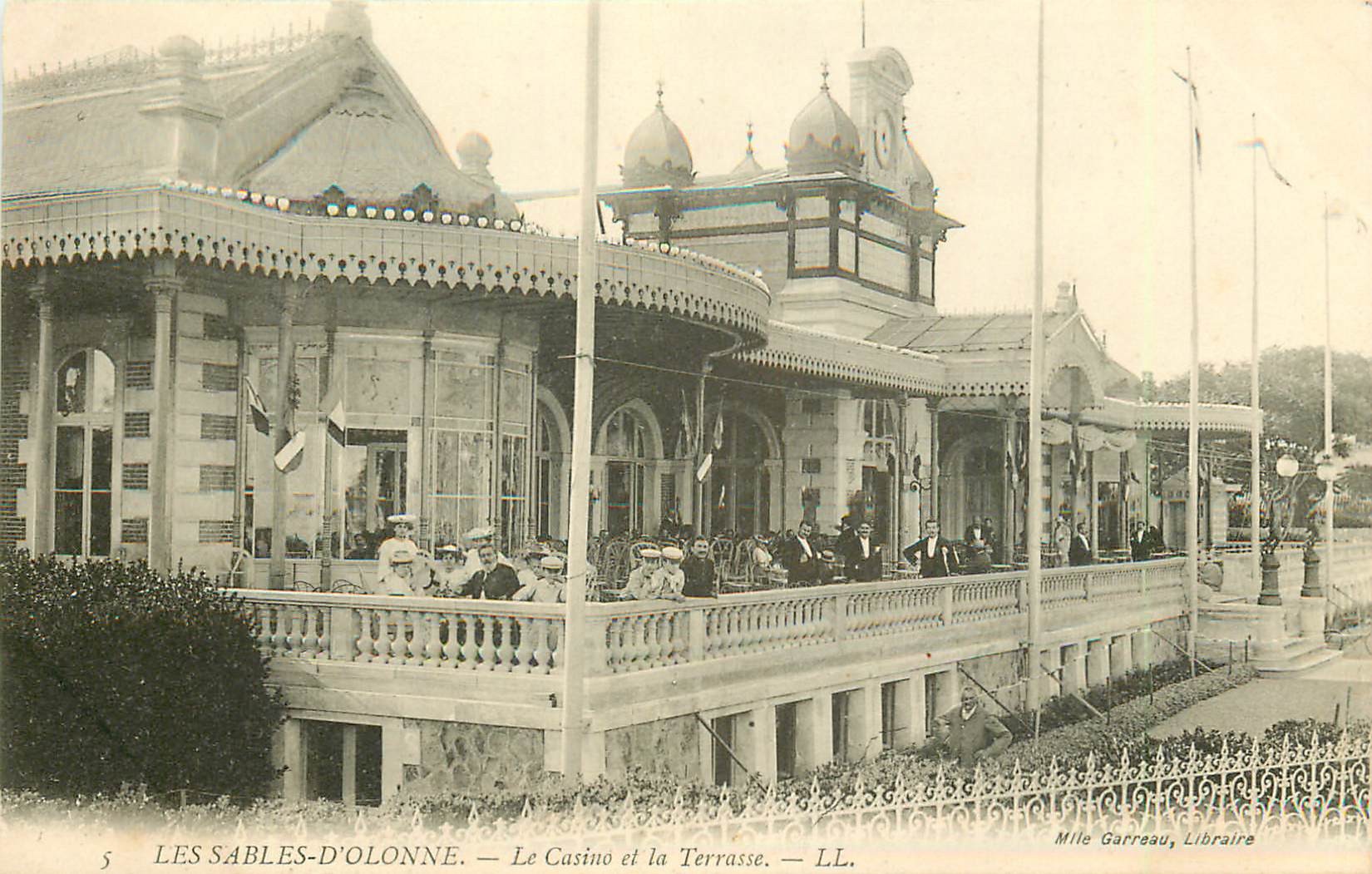 85 LES SABLES-D'OLONNE. Le Casino et la Terrasse bien animés
