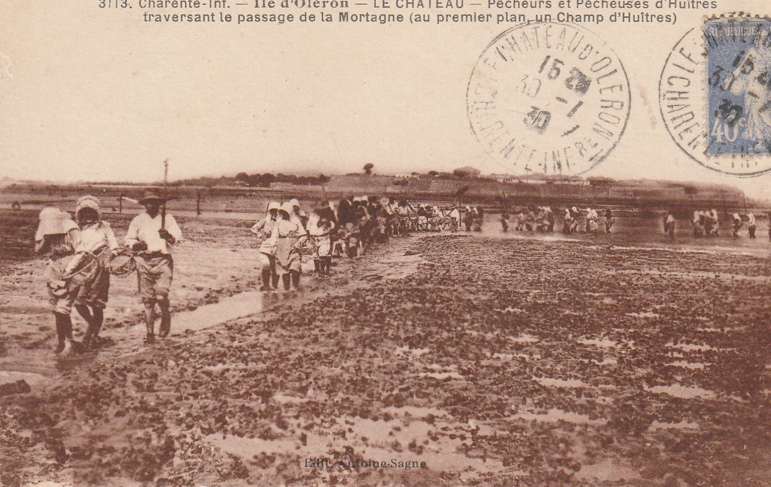17 Ile d'Oléron LE CHATEAU. Pêcheurs et Pêcheuses d'Huîtres traversant le Passage de la Mortagne 1930