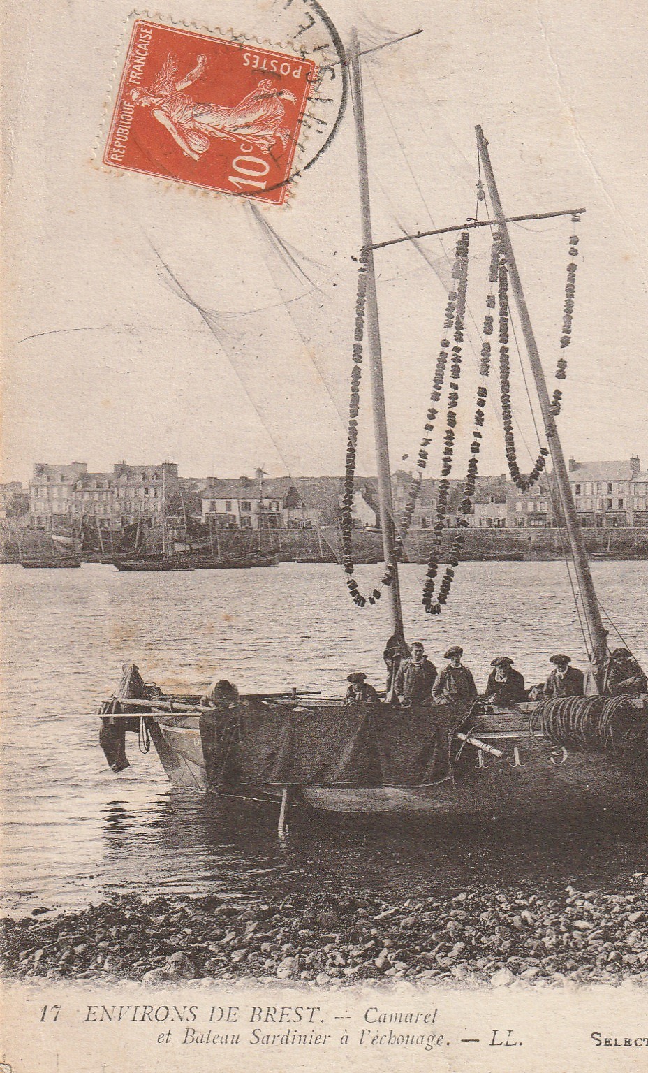 29 CAMARET-SUR-MER. Bateau Sardinier avec Pêcheurs à l'échouage 1917