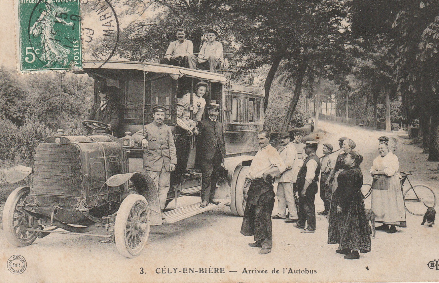 77 CELY-EN-BIERE. Arrivée de l'Autobus 1909 avec employés et voyageurs