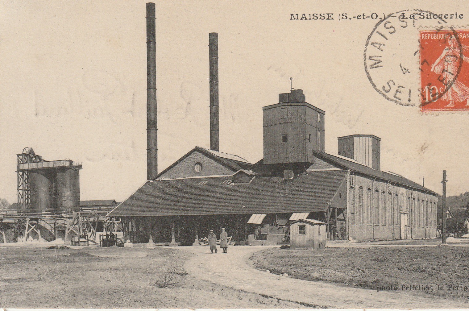 91 MAISSE. La Sucrerie avec militaires 1917