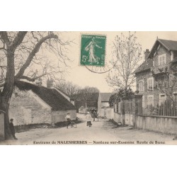 77 NANTEAU-SUR-ESSONNE. Attelage et cycliste Route de Buno 1915