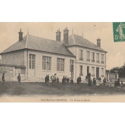 45 NANTEAU-SUR-ESSONNE. Mairie et Ecole avec écolière et facteur à vélo 1915