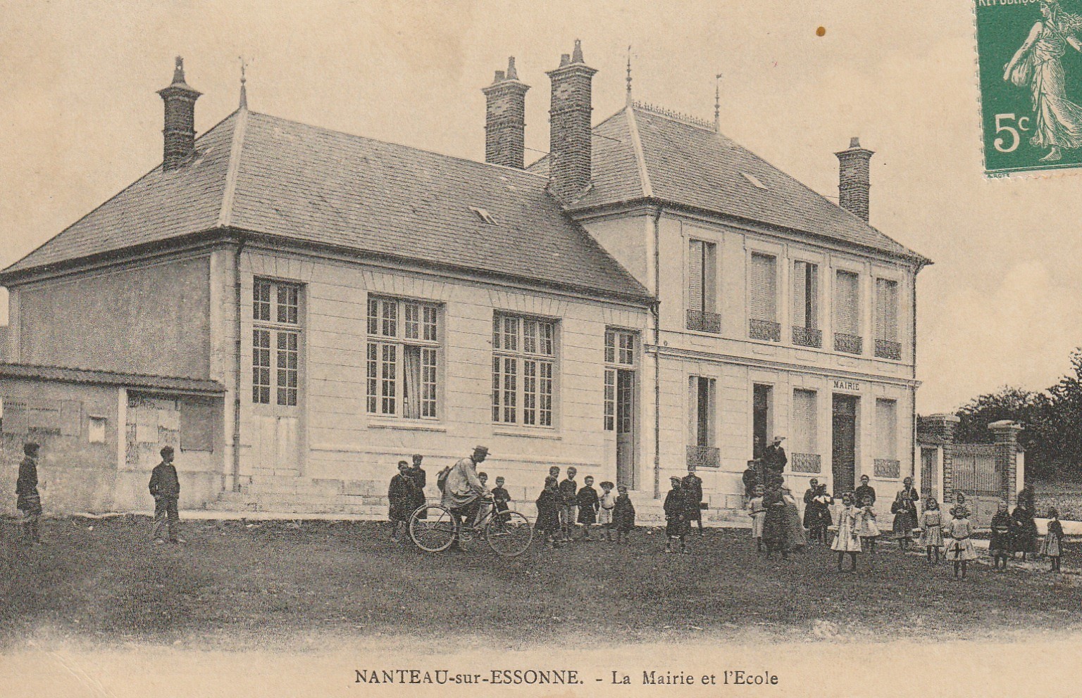 45 NANTEAU-SUR-ESSONNE. Mairie et Ecole avec écolière et facteur à vélo 1915