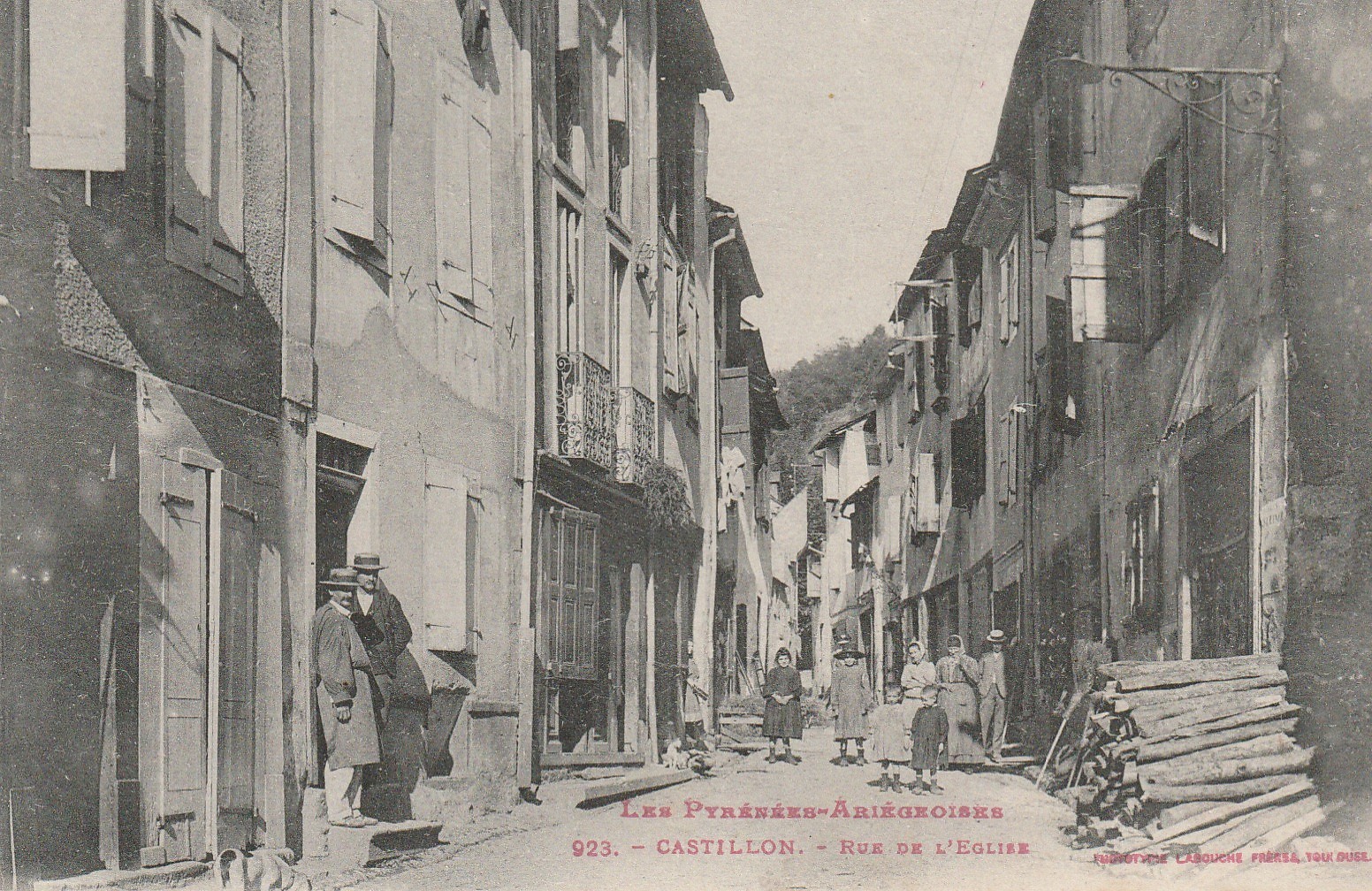 09 CASTILLON. Belle animation Rue de l'Eglise