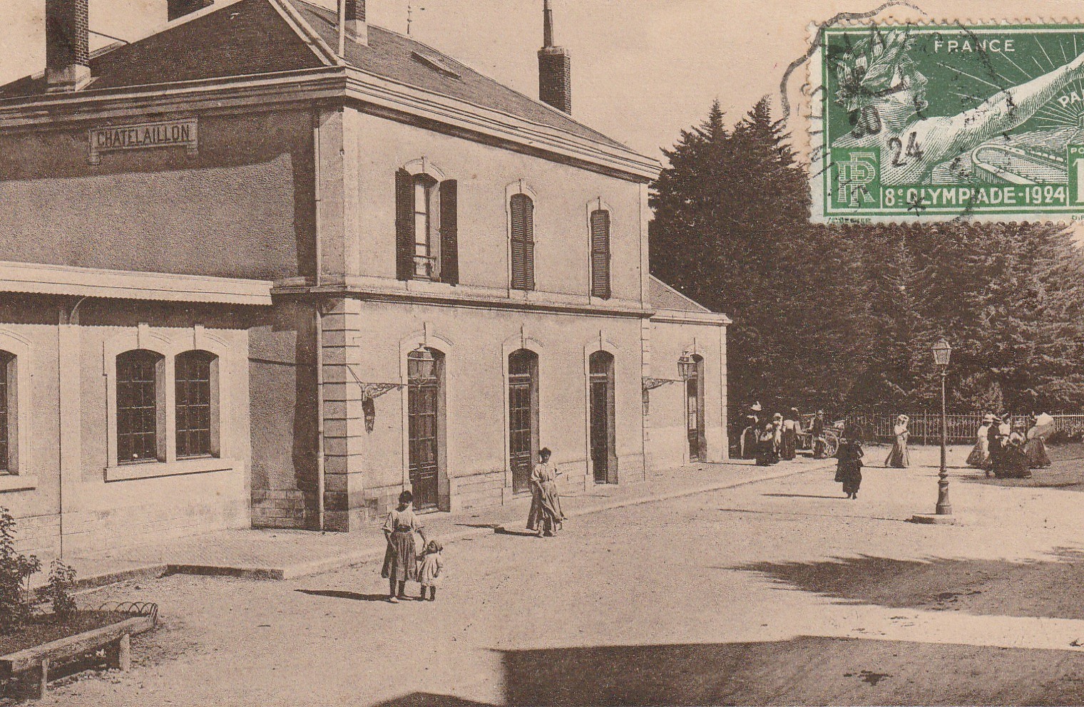 17 CHATELAILLON. La Gare bien animée 1924