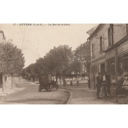 95 AUVERS. Tacot devant Bar Tabac rue de la Gare 1931