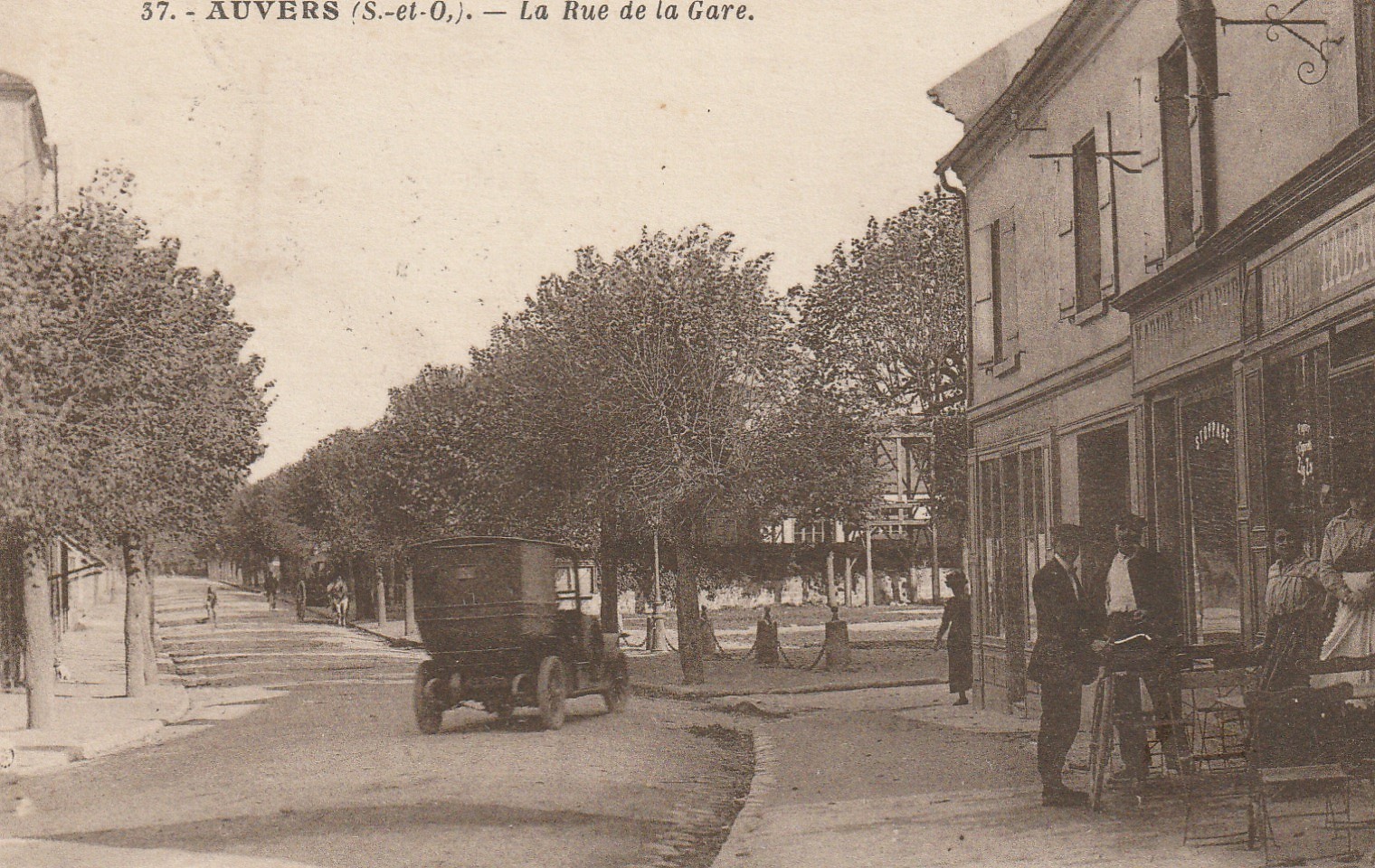 95 AUVERS. Tacot devant Bar Tabac rue de la Gare 1931