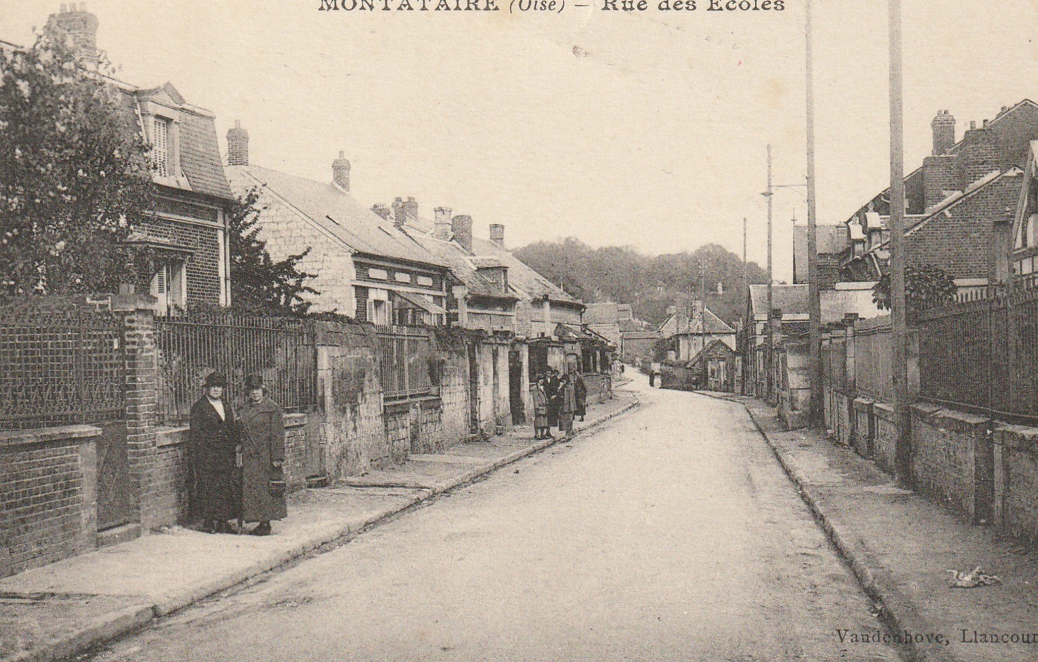 60 MONTATAIRE. Rue des Ecoles animée 1930