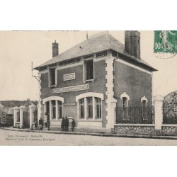 91 BOUVILLE. Le Bureau de Poste bien animé 1923