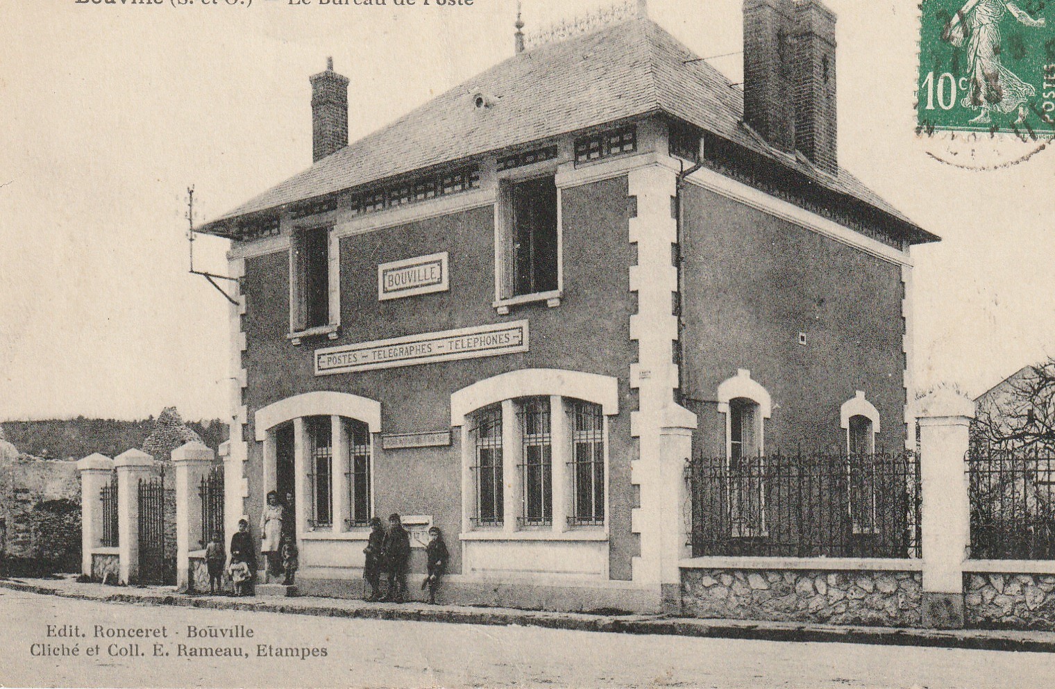 91 BOUVILLE. Le Bureau de Poste bien animé 1923