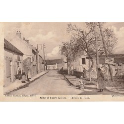 45 AULNAY-LA-RIVIERE. Entrée du Pays bien animée 1918